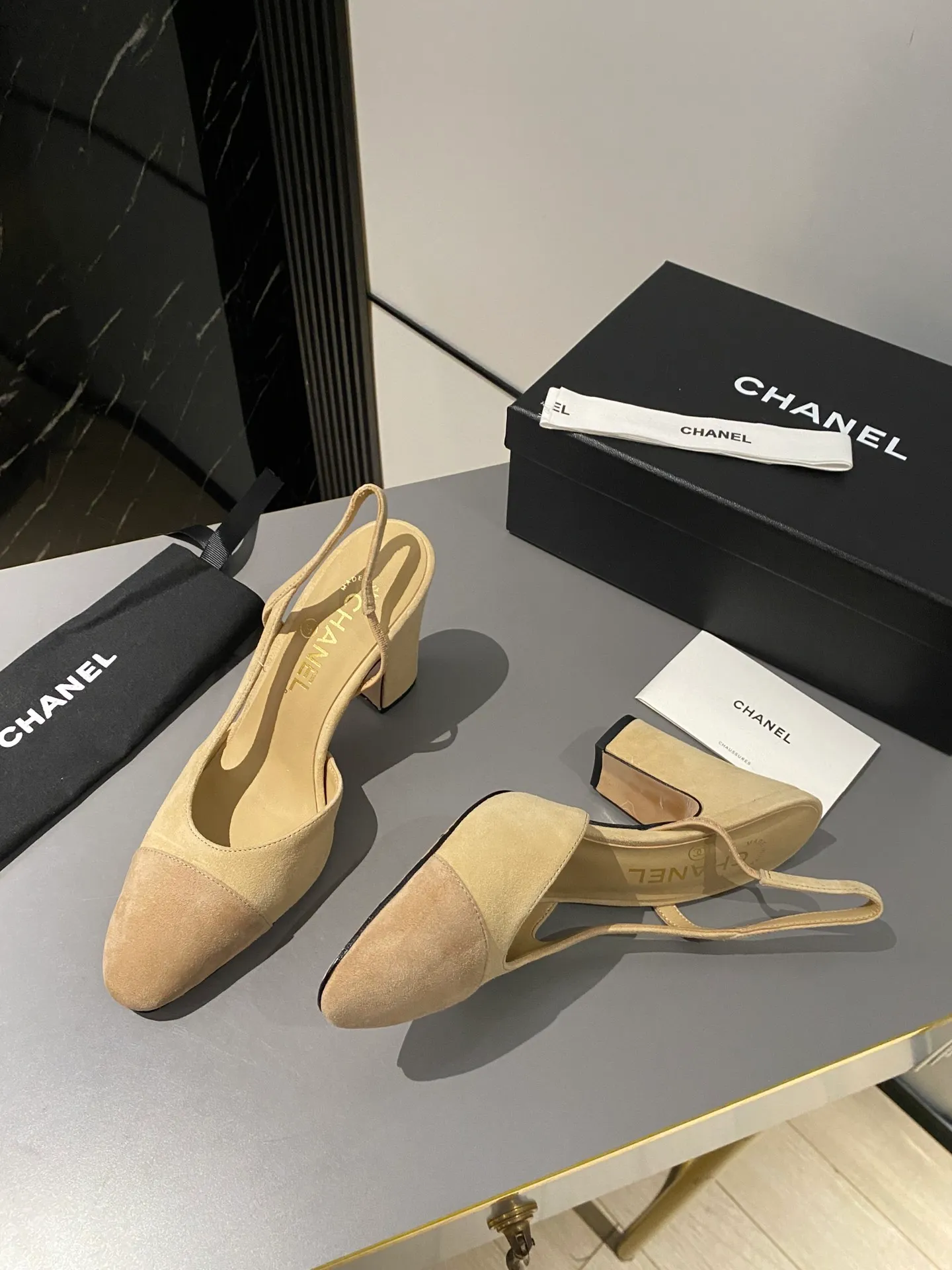 👟👟Ex-factory price 520👟👟 Purchase grade, high-heeled version, Chanel classic slingback sandals. We have been making this model for the past few years. This year, we will re-purchase the version and make a detailed copy again. I found that the upper lines and body comfort of the new version have been slightly adjusted! The brand won't say anything because the overall appearance difference is not big and it doesn't affect wearing. All colors now produced are produced according to the latest styles! What you buy is the latest classic model from the counter, made of imported mixed sheepskin surface material, imported mixed sheepskin, and Italian imported cowhide leather soles! High heels 9.5cm Size: 35-39 Other sizes can be customized (customized sizes 34, 40, 41, 42, 43 are non-refundable and non-exchangeable)